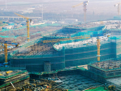 建筑工地升降機在建設(shè)工程施工中的關(guān)鍵作用與安全管理